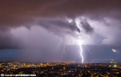 3. 当地时间2015年6月16日，意大利撒丁区，26岁的Daniele Macis冒着生命危险，站在自家屋顶上，用镜头捕捉到闪电划破夜空的自然景象。