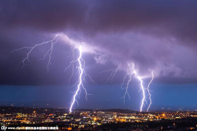 4. 当地时间2015年6月16日，意大利撒丁区，26岁的Daniele Macis冒着生命危险，站在自家屋顶上，用镜头捕捉到闪电划破夜空的自然景象。