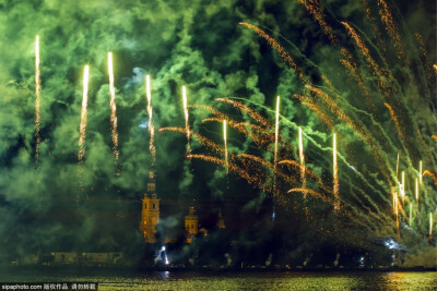 2. 当地时间2015年6月21日，俄罗斯圣彼得堡，圣彼得堡中学毕业生们迎来了一年一度的“红帆节”。当天恰逢夏至日，圣彼得堡涅瓦河上举行盛大的庆祝仪式。(图片来源：SIPA)