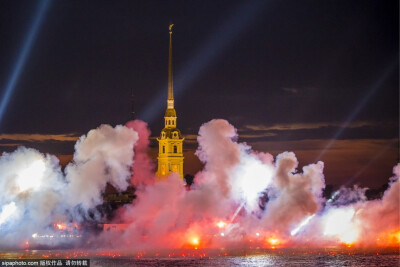 3. 当地时间2015年6月21日，俄罗斯圣彼得堡，圣彼得堡中学毕业生们迎来了一年一度的“红帆节”。当天恰逢夏至日，圣彼得堡涅瓦河上举行盛大的庆祝仪式。(图片来源：SIPA)