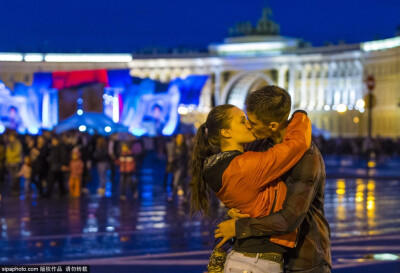 4. 当地时间2015年6月21日，俄罗斯圣彼得堡，圣彼得堡中学毕业生们迎来了一年一度的“红帆节”。当天恰逢夏至日，圣彼得堡涅瓦河上举行盛大的庆祝仪式。(图片来源：SIPA)