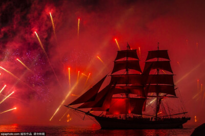 6. 当地时间2015年6月21日，俄罗斯圣彼得堡，圣彼得堡中学毕业生们迎来了一年一度的“红帆节”。当天恰逢夏至日，圣彼得堡涅瓦河上举行盛大的庆祝仪式。(图片来源：SIPA)