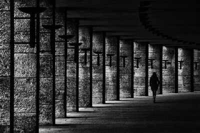 德国摄影师Kai Ziehl 黑白色调街头摄影图片，光与影的交汇
