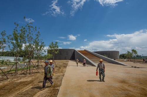 该建筑坐落于葡萄林的景观中，圆形的展览馆置于人工湖中，带有温室和螺旋式上升的建筑体量。