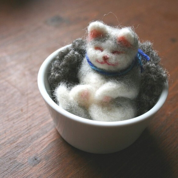 上杉こまめ制作的羊毛毡猫锅