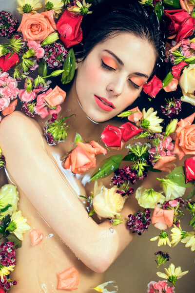 摄影师 LANTHUR 的一组名为《花》的摄影作品，色调很美，出水芙蓉一般