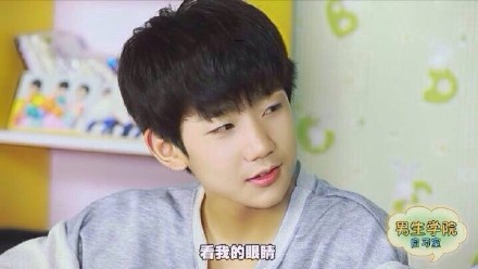 王源说你才是个吃货 #TFBOYS王源# //@鲸之尾:你傲娇起来真是让朕爱不释手 //@chillybilly:特别喜欢//@源源是我的小太阳:胭脂爆表！！！ //@清晨来到树下读书:#王源美颜打捞协会# 小傲娇远远 @舔源 好喜欢这两张马思远哦