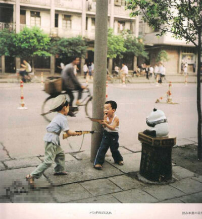 一组日本摄影师秋山亮二拍摄的中国80年代少年儿童的摄影作品，那时候天很蓝，水很净，人也很单纯。