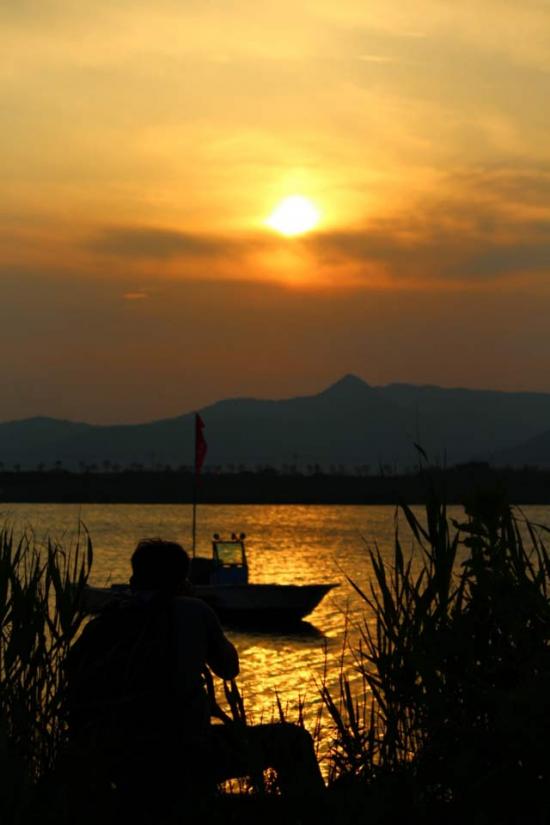  有时会觉得很迷茫，不知在忙什么，不明其中的价值，不知要去往哪里，有很多选择又貌似没有选择。每逢此时有两个常用方法：一是给朋友打电话聊天，朋友未必能帮你理清，但却往往从意外的角度给你启发。二是旅行，其实旅行就是告诉自己暂时不要去想，换个场景走着走着或许忽然就通了。_美美 - 美丽鸟