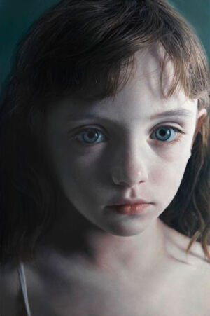 Gottfried Helnwein 出生于奥地利首都维也纳。他吸收了日常生活中比如漫画、广告、电影的美学元素，通过死亡、战争、童谣般的恶意、单纯幼稚面孔上的可怕撕裂 ，和那些永远静止的凝滞的扭曲的儿童的面孔摄象来表达自身对人性恶的一面和战争的一种反思。