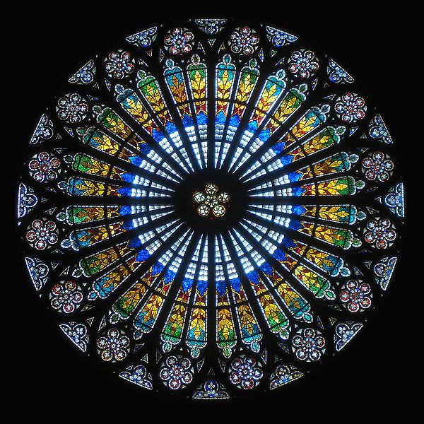 玫瑰窗（The rose window）| 也称玫瑰花窗，为哥特式建筑的特色之一，指中世纪教堂正门上方的大圆形窗，内呈放射状，镶嵌着美丽的彩绘玻璃，因为玫瑰花形而得名。