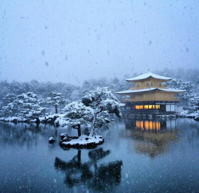 雪中京都金阁寺