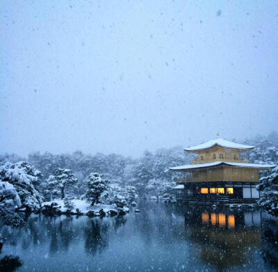 雪中京都金阁寺