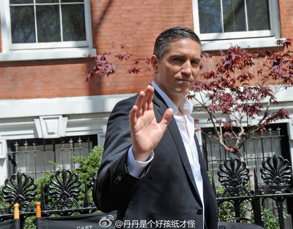 上传于 11分钟前 来自 微博 weibo.com #Jim Caviezel# 到家~ 忙完毕业事宜又能愉快地刷男神啦！【然而某人能不能露一下脸啊[笑cry]【来一组JC在POI片场的hello，大部分表情比较冷不过电力依然很足【反正我是hold不住直接跪了[笑cry]