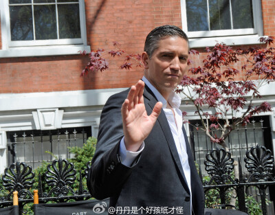 上传于 11分钟前 来自 微博 weibo.com #Jim Caviezel# 到家~ 忙完毕业事宜又能愉快地刷男神啦！【然而某人能不能露一下脸啊[笑cry]【来一组JC在POI片场的hello，大部分表情比较冷不过电力依然很足【反正我是hold不住…