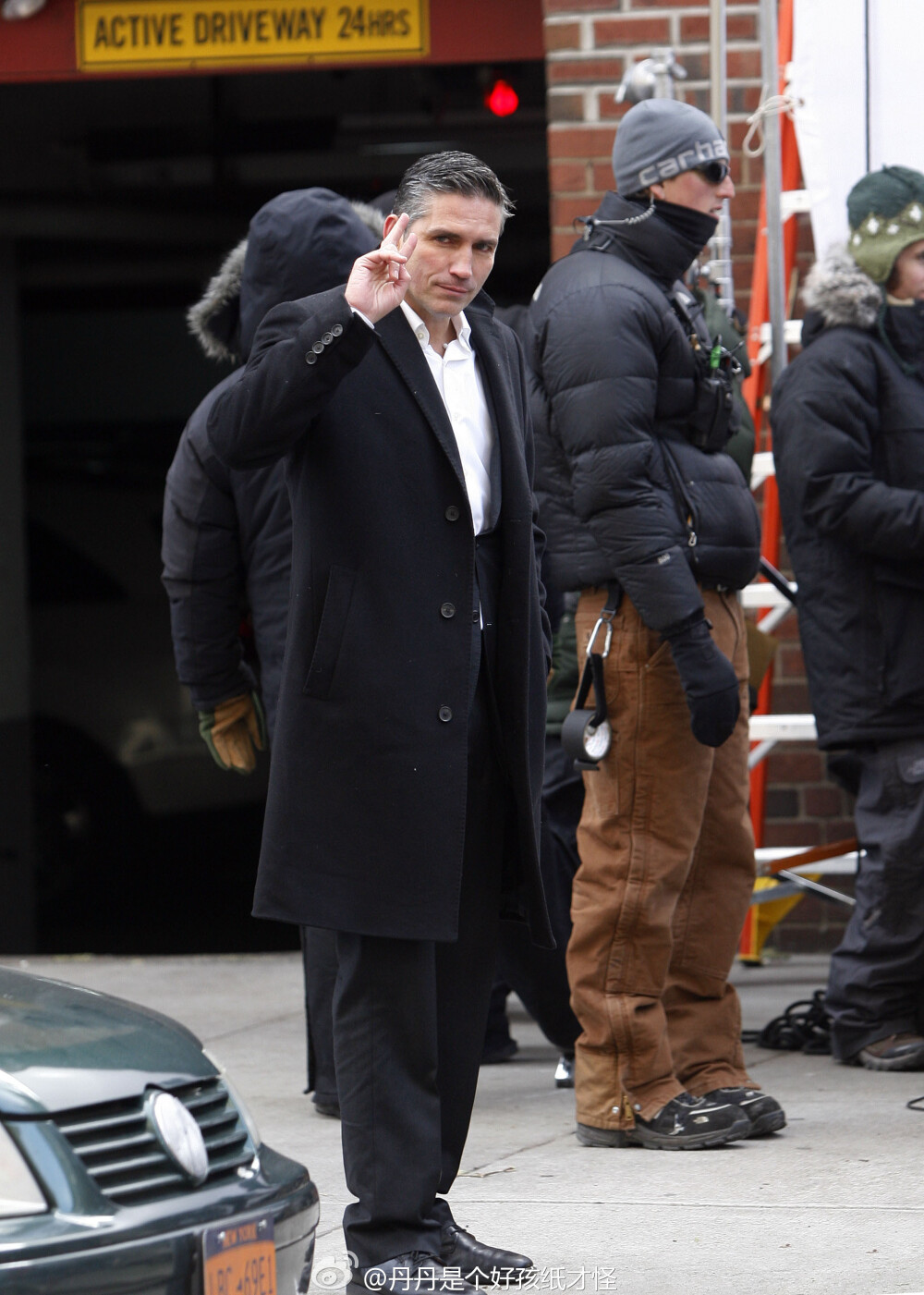 上传于 11分钟前 来自 微博 weibo.com #Jim Caviezel# 到家~ 忙完毕业事宜又能愉快地刷男神啦！【然而某人能不能露一下脸啊[笑cry]【来一组JC在POI片场的hello，大部分表情比较冷不过电力依然很足【反正我是hold不住直接跪了[笑cry]