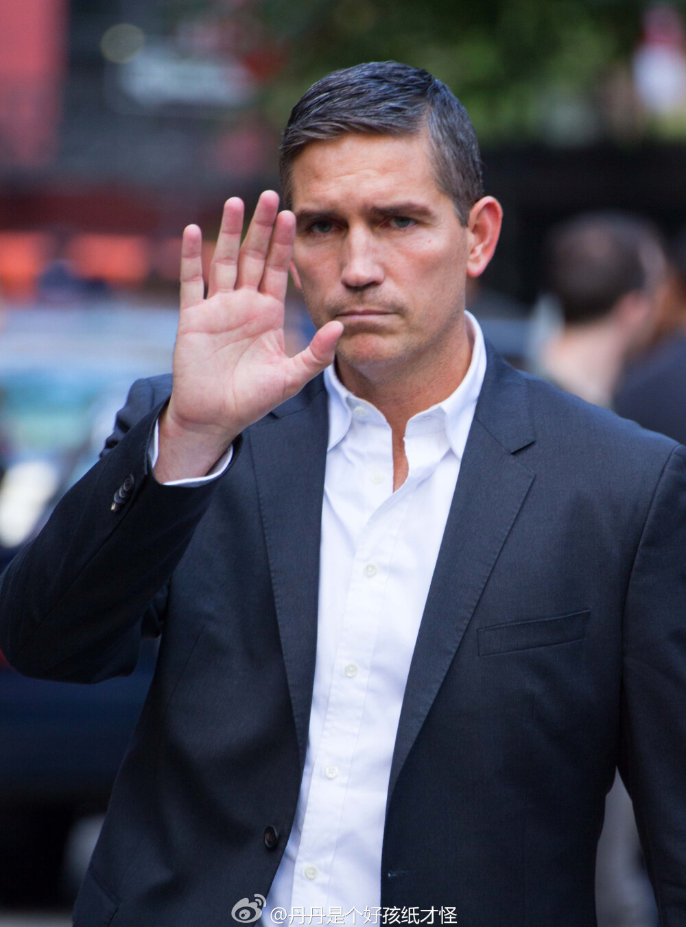 上传于 11分钟前 来自 微博 weibo.com #Jim Caviezel# 到家~ 忙完毕业事宜又能愉快地刷男神啦！【然而某人能不能露一下脸啊[笑cry]【来一组JC在POI片场的hello，大部分表情比较冷不过电力依然很足【反正我是hold不住直接跪了[笑cry]