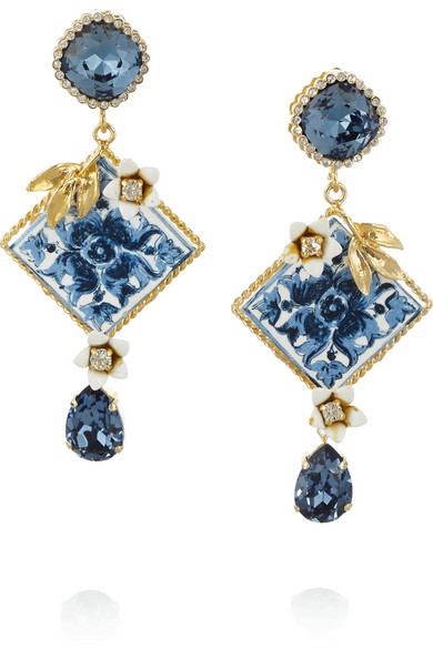 Dolce &amp;amp; Gabbana 这款耳坠由镀金黄铜制成，缀有熠熠生辉的施华洛世奇水晶，并装饰着不同色度蓝色和白色树脂瓷砖，灵感则源自意大利马爵利卡陶瓷——这也是该品牌系列的主打图形。这件单品附有黑色天鹅绒包装盒，是送给该品牌爱好者的完美礼物之选。