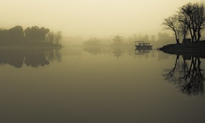 苍茫大地一剑尽挽破，何处繁华笙歌落。