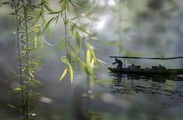 苍茫大地一剑尽挽破，何处繁华笙歌落。