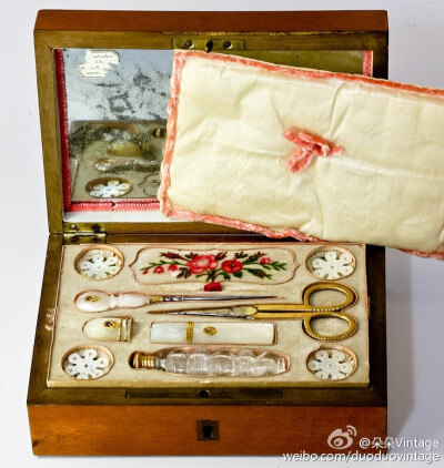 19世纪法国皇室使用的针线盒。有生之年，必守之物啊！