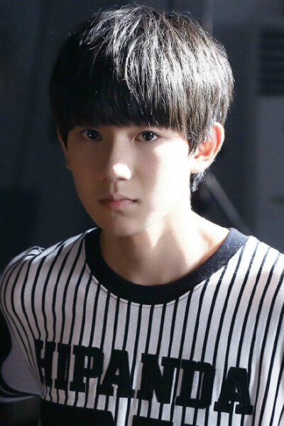 背景图王源帅气