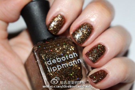 #新品讯息#Deborah Lippmann将于8月推出秋季限量Roar Collection。秋季的颜色注定就是浓郁又深邃，这一系列的4个颜色均饱满易涂。其中最为抢眼的要数闪片色Can’t be Tamed，以闪片指甲油见长的lippmann将它打造的极富层次感，华丽又别致。pic via reallyree huba