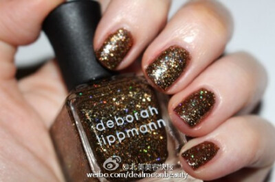 #新品讯息#Deborah Lippmann将于8月推出秋季限量Roar Collection。秋季的颜色注定就是浓郁又深邃，这一系列的4个颜色均饱满易涂。其中最为抢眼的要数闪片色Can’t be Tamed，以闪片指甲油见长的lippmann将它打造的极…