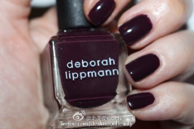 #新品讯息#Deborah Lippmann将于8月推出秋季限量Roar Collection。秋季的颜色注定就是浓郁又深邃，这一系列的4个颜色均饱满易涂。其中最为抢眼的要数闪片色Can’t be Tamed，以闪片指甲油见长的lippmann将它打造的极…