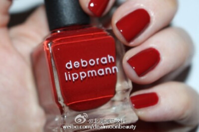 #新品讯息#Deborah Lippmann将于8月推出秋季限量Roar Collection。秋季的颜色注定就是浓郁又深邃，这一系列的4个颜色均饱满易涂。其中最为抢眼的要数闪片色Can’t be Tamed，以闪片指甲油见长的lippmann将它打造的极…