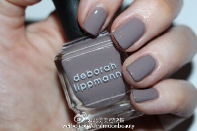 #新品讯息#Deborah Lippmann将于8月推出秋季限量Roar Collection。秋季的颜色注定就是浓郁又深邃，这一系列的4个颜色均饱满易涂。其中最为抢眼的要数闪片色Can’t be Tamed，以闪片指甲油见长的lippmann将它打造的极…