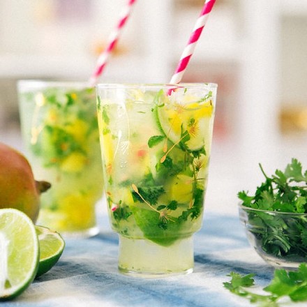 天气炎热，来一杯水果mojito ｜ins：detoxfoods