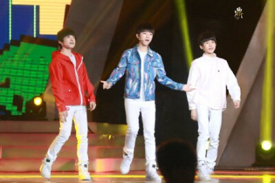 #TFBOYS# 想要自由落体在你心上，晒一晒那里的阳光，再谱一曲未来轻声哼唱，这样，我的爱呀，就能随每一次心跳鼓舞在你耳旁。早安。