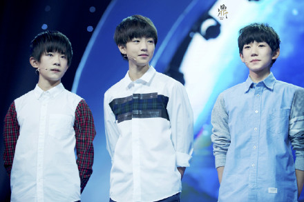 #TFBOYS# 白衣少宰辅，笔砚为随扈。喜怒，甘苦，意触，一笔歌入赋；抱负，荣辱，沉浮，一笑评作书。活一世轰轰烈烈痴不误，唱一曲跌跌宕宕执亦笃。和璧随珠。 晚安。