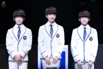 #TFBOYS# 在正确的时间遇见梦想，和注定的兄弟并肩去闯，没有孤注一掷的悲壮，也不带怀才不遇的酸凉，谁说奋斗就该配一张辛酸面庞？要笑要跑要向上，把丰盛时光活成灿烂篇章。你心里藏一个太阳。早安。