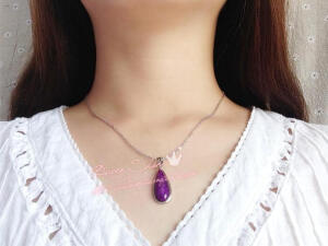 一枚超美的樱花纹紫粉色舒俱来坠子。整体颜色是超超浓郁且少见的粉紫色，与内中白色石英结合组成漂亮啊的樱花纹理，实物颜色看上去还要比图片浓郁、深邃些，仿佛收纳在一拢玉簟上的无限花海，石本无香，却仿佛有沁人花香萦绕颈畔，甜美的让人沉醉......