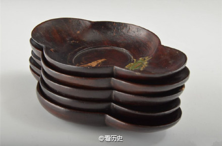 【茶船】又名“茶托”或“盏托”，其用途以承茶盏防烫手之用，后因其形似舟，遂以茶船或茶舟名之。清代寂园叟《陶雅》中提到：“盏托，谓之茶船，明制如船，康雍小酒盏则托作圆形而不空其中。宋窑则空中矣。略如今制而颇朴拙也。”