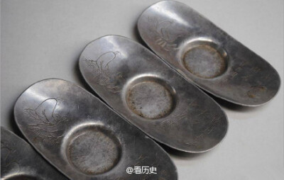 【茶船】又名“茶托”或“盏托”，其用途以承茶盏防烫手之用，后因其形似舟，遂以茶船或茶舟名之。清代寂园叟《陶雅》中提到：“盏托，谓之茶船，明制如船，康雍小酒盏则托作圆形而不空其中。宋窑则空中矣。略如今制…