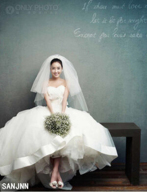 【我爱搜罗婚纱】♥婚纱是一段记忆，也是每个女孩子的梦。童话中的公主就是穿着美丽的蓬蓬裙，永远都是最美丽的一面。每个女孩子都有一个梦想，梦想自己永远都是世界的焦点，有一个永远爱护自己的男人。♥ #唯美心语# #婚纱恋语# #唯美婚纱照# @成都上锦婚纱定制 @SANJNN ——《这是我喜欢的婚纱》。。。曦 @晨曦小径