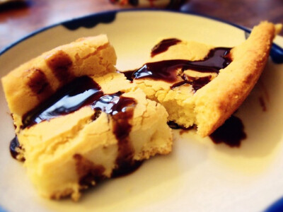 下午茶烤年糕的做法 把鸡蛋打散，往蛋液中加入油，牛奶和糖，搅拌均匀 加入糯米粉和泡打粉，不能筛的就分次加，搅成糊状。备注一个：面糊是稠稠的可以流动状的，这个时候如果太干的话就加点牛奶吧 用不粘的烤派的盘…