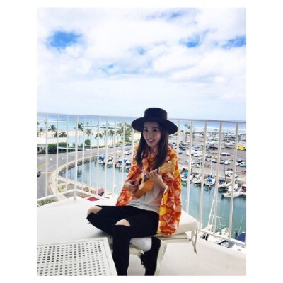 【更新】#DARA# krungy21【Aloha!!! 】daraxxi【Aloha everybody!!! Can you guess where I am~?? ^.^ ️️️】早呀~小美妞这是去夏威夷度假了吗~