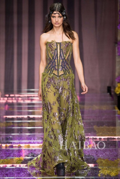 2015秋冬高级定制时装周：范思哲高定 (Atelier Versace) 高定秀 图片来自GoRunway/InDigital