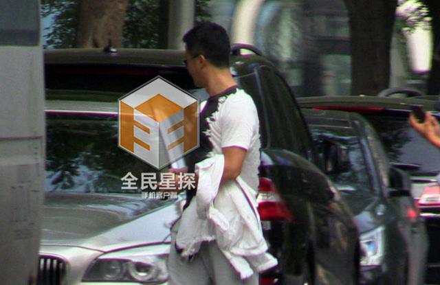 独家：吴京座驾遭刮蹭 下车商讨心平气和