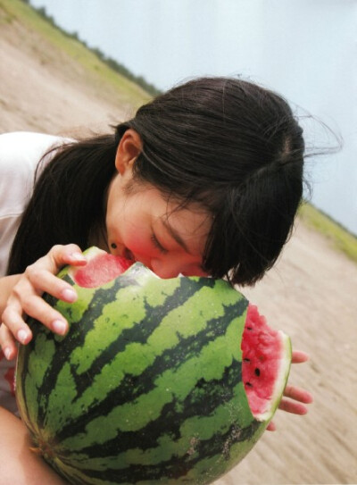 夏天 の 渡边美优纪 写真书 みる神 | 作者 野澤亘伸