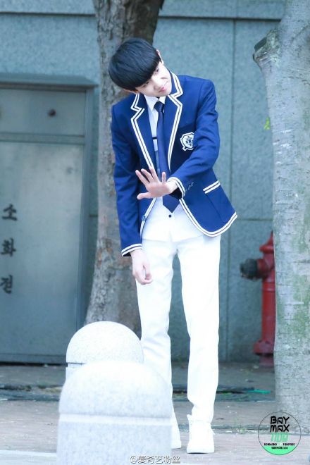 #TFBOYS王源# 穿越灰烬尘土，伸展钢筋铁骨，热血在咆哮，灵魂在嘶吼，王的纪元，源的时代，唯你独尊！@TFBOYS-王源 L【TFBOYS】【王源】《Radioactive - 生贺快剪》饭制