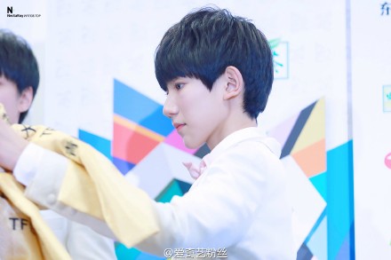 @爱奇艺粉丝 #TFBOYS王源#你聪明有人会说你心机重，你靠的是努力有人会说你运气好，你说自己天生乐观有人会说你虚假，有时候，你明明就是一杯白水，却被人硬生生逼成了满肚子憋屈的碳酸饮料。人一生遇见太多人，即使有些话字字诛心，也没必要活在他们的口角里，王者承重，我相信你，王源