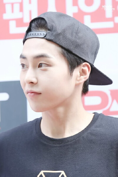 #xiumin##김민석##민석# love you like you always behind and besides you &amp;gt;.&amp;lt;