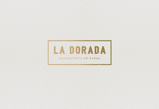 La Dorada是一家位于墨西哥的海鲜餐厅 ，La Dorada成立于2015年当时的想法是创造一些奇特的魅力。因而La Dorada在品牌VI设计中也采用了不一样的表现手法，简洁的文字标志加入具有独特特色的鱼的造型以及在颜色上的处理，La Dorada品牌VI设计的整体形象是让人眼前一亮的。