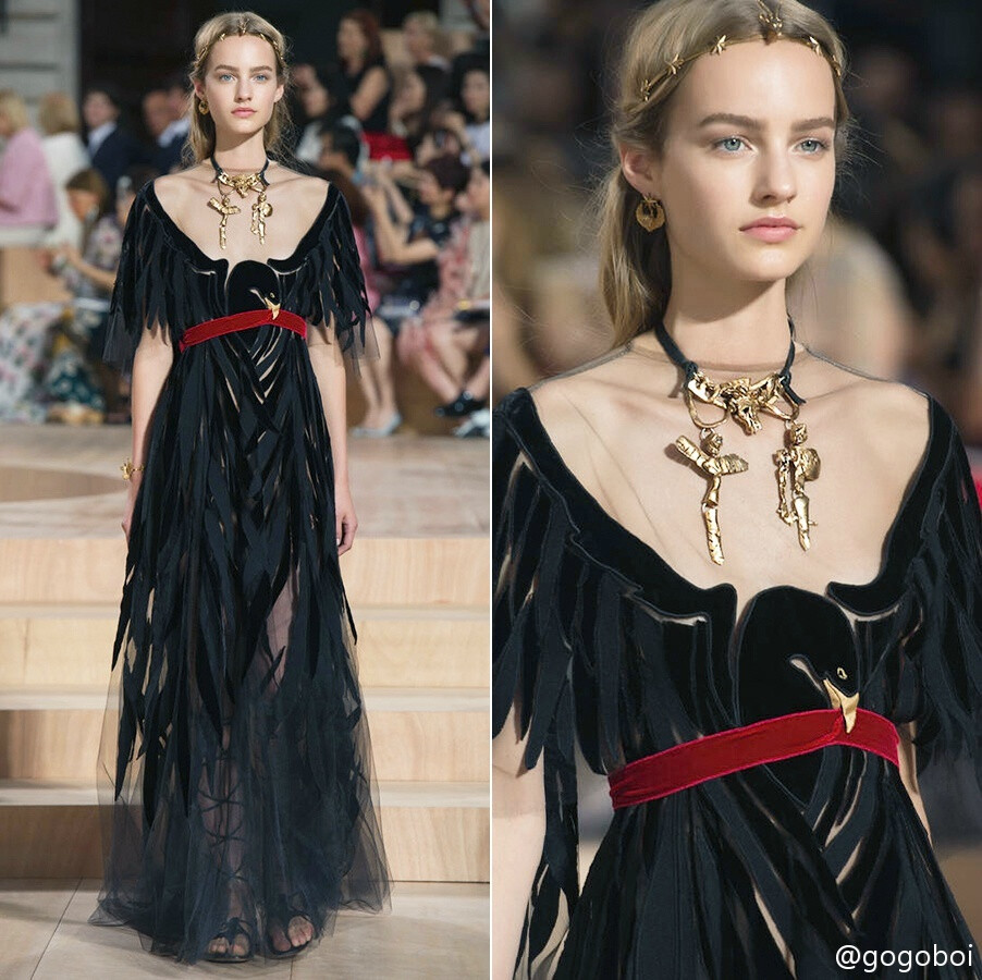 Valentino 2015高级定制系列之黑色篇｜模特们是拜占庭公主和文艺复兴时期的少女，她们穿着现代版的教士袍、罗马浴袍和斗篷，戴着神话故事里的动物冠冕和项链，庄严、神秘、脱俗……这场秀就像一场穿越时空的梦，带我们回到了罗马帝国、拜占庭帝国和中世纪的罗马