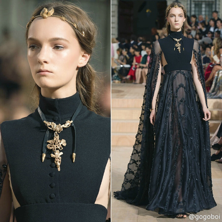 Valentino 2015高级定制系列之黑色篇｜模特们是拜占庭公主和文艺复兴时期的少女，她们穿着现代版的教士袍、罗马浴袍和斗篷，戴着神话故事里的动物冠冕和项链，庄严、神秘、脱俗……这场秀就像一场穿越时空的梦，带我们回到了罗马帝国、拜占庭帝国和中世纪的罗马